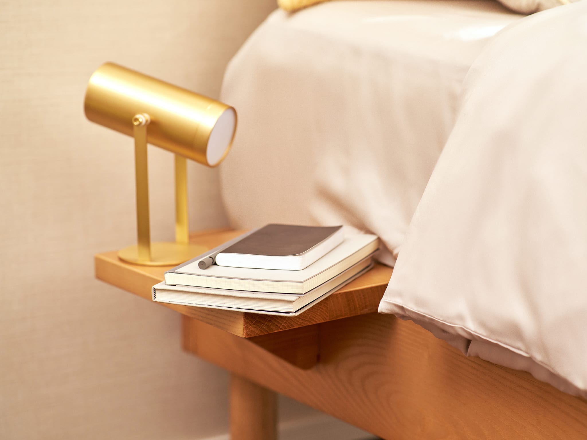 コアラのベッドサイドテーブル｜小さめ木製サイドテーブル – コアラ