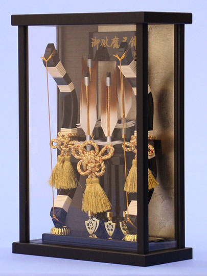 破魔弓アクリル額入り 高さ33cm (黒サテン) – 寿鳳人形の東芸