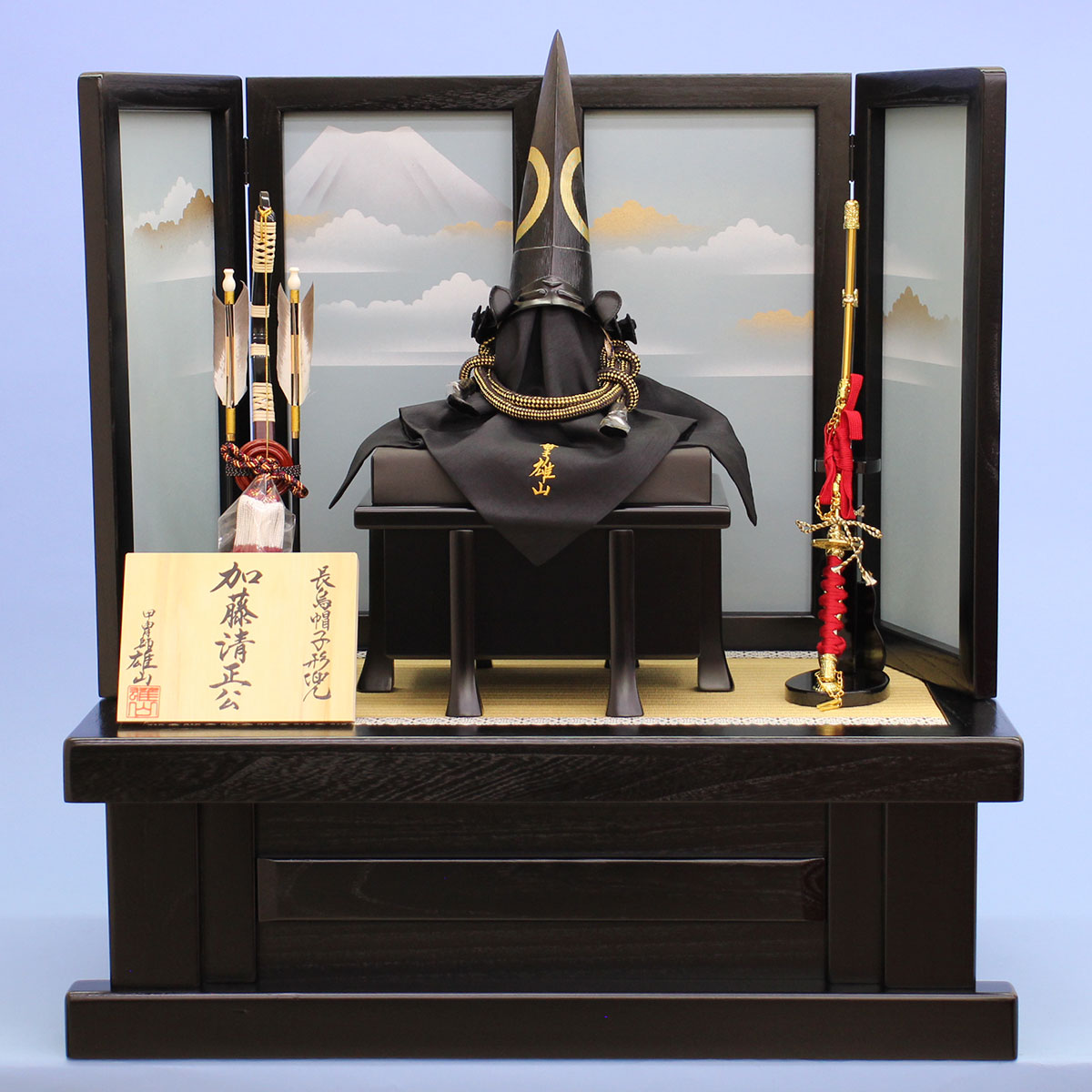 五月人形 兜飾り 幅 70㎝ 加藤清正公の兜 黒桐白富士 – 寿鳳人形の東芸