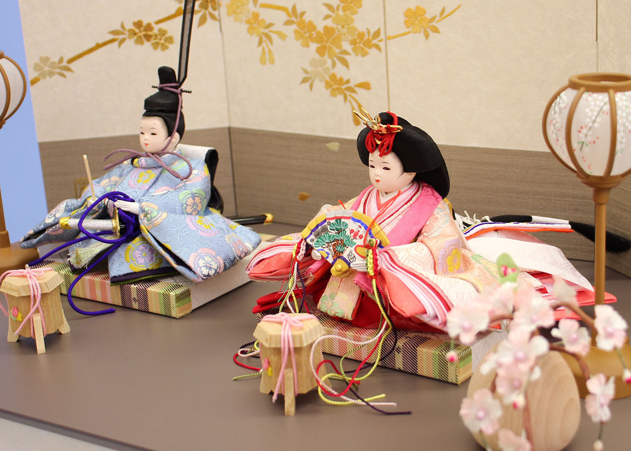 雛人形収納飾り 幅45cm 正絹まめびな 夢桜グレー – 寿鳳人形の東芸