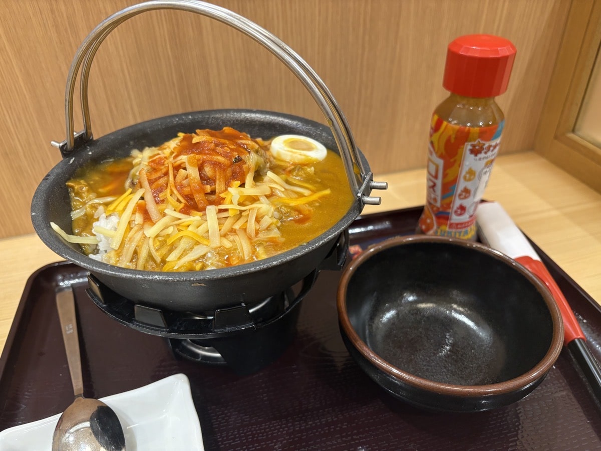 クレしんコラボ！すき家新メニュー「灼熱の焼きハンバーグカレー」を