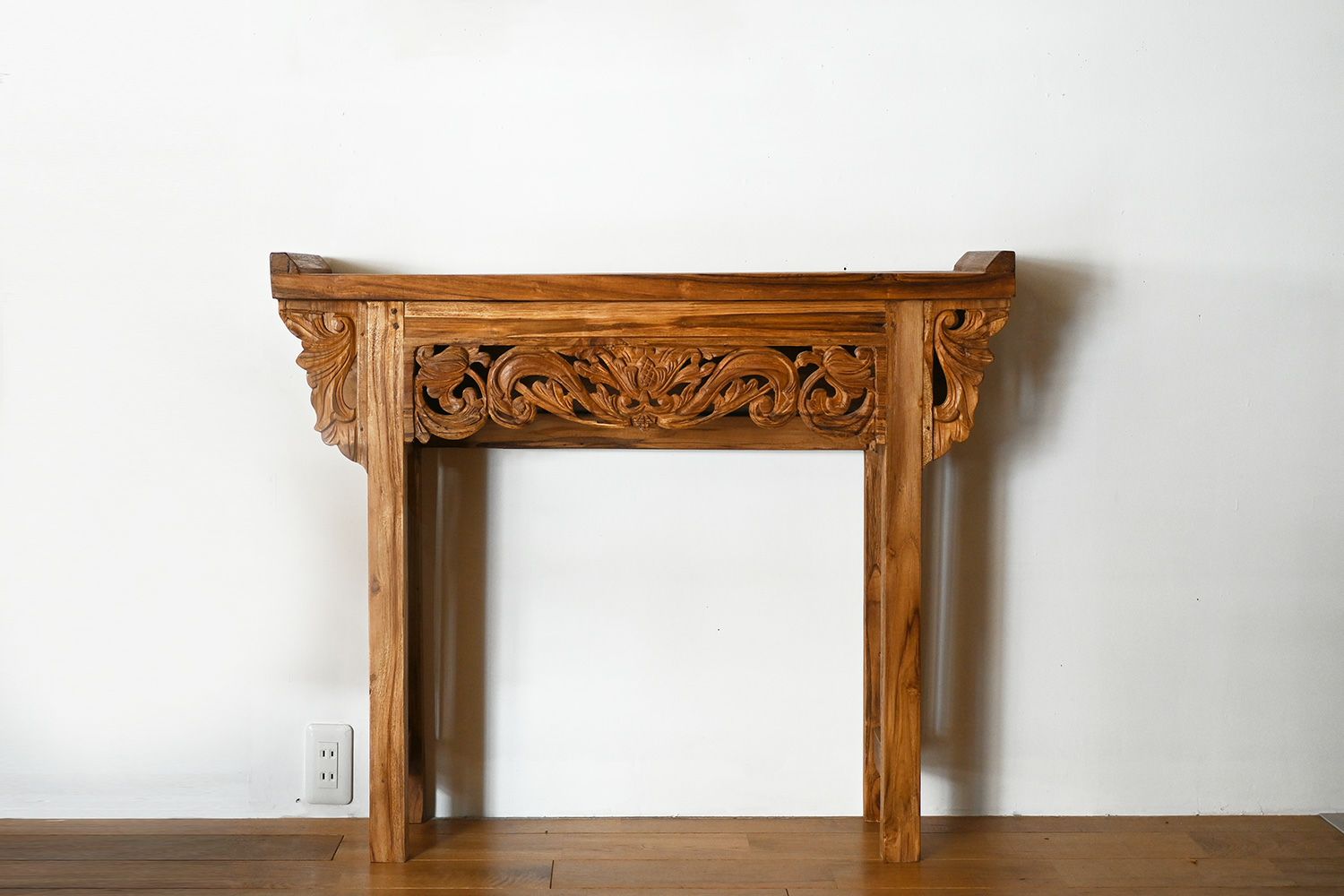 風合いのあるレリーフが魅力的なCHISTA/チーク古材 コンソールテーブル