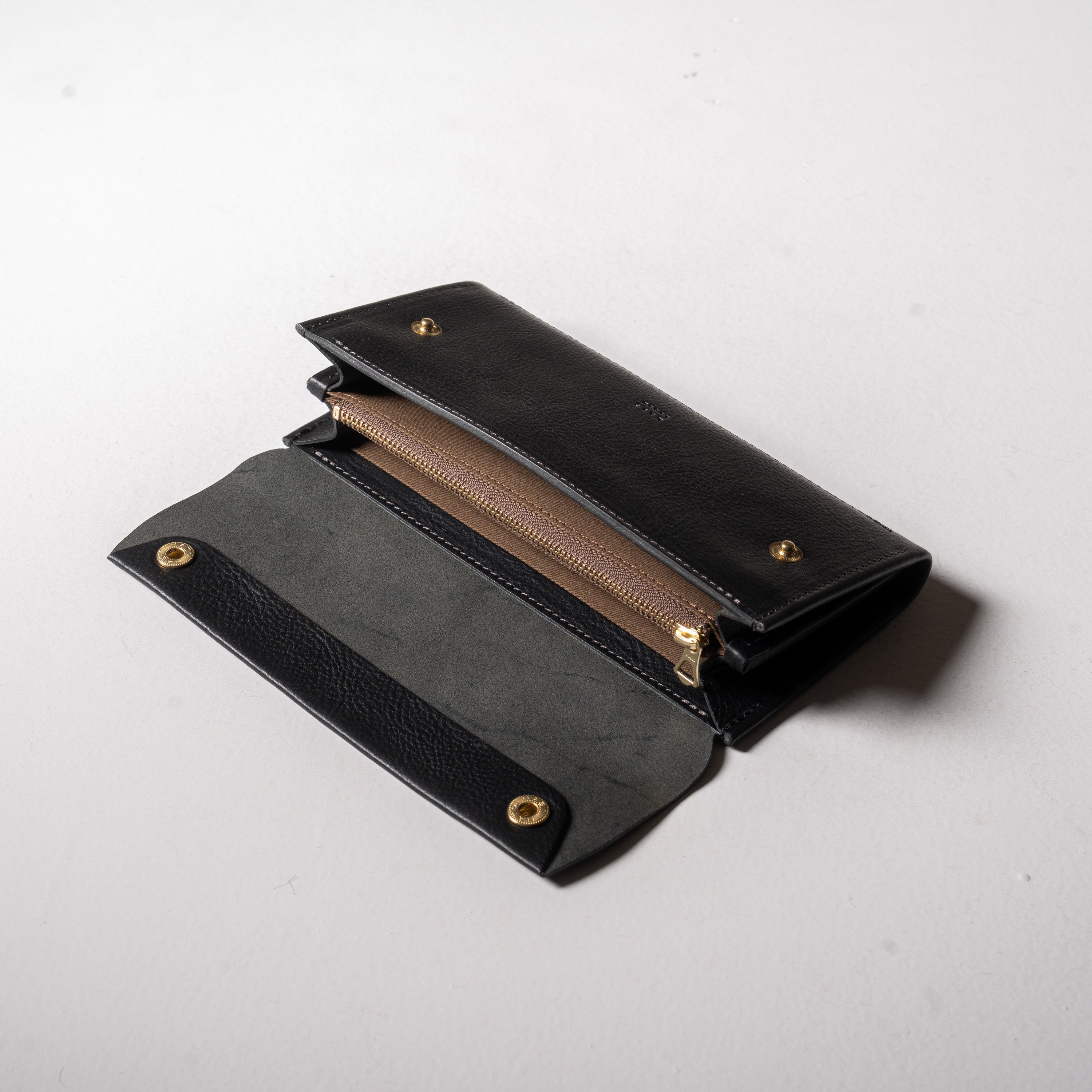 金具を隠した一枚革】ふっくらと包み込む、くるみホックの長財布