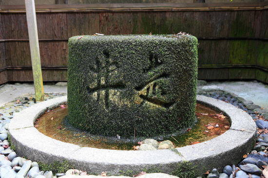 関蝉丸神社石燈籠（時雨灯籠）