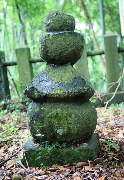 臼杵の石塔と石仏