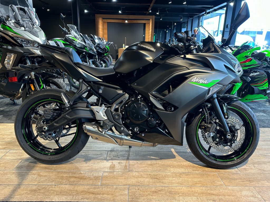 ミドルフルカウルモデル『Ninja ZX-6R』と『Ninja 650』の足つき
