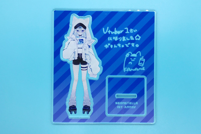 青と白が爽やかに調和するアクリルスタンド（プレートタイプ