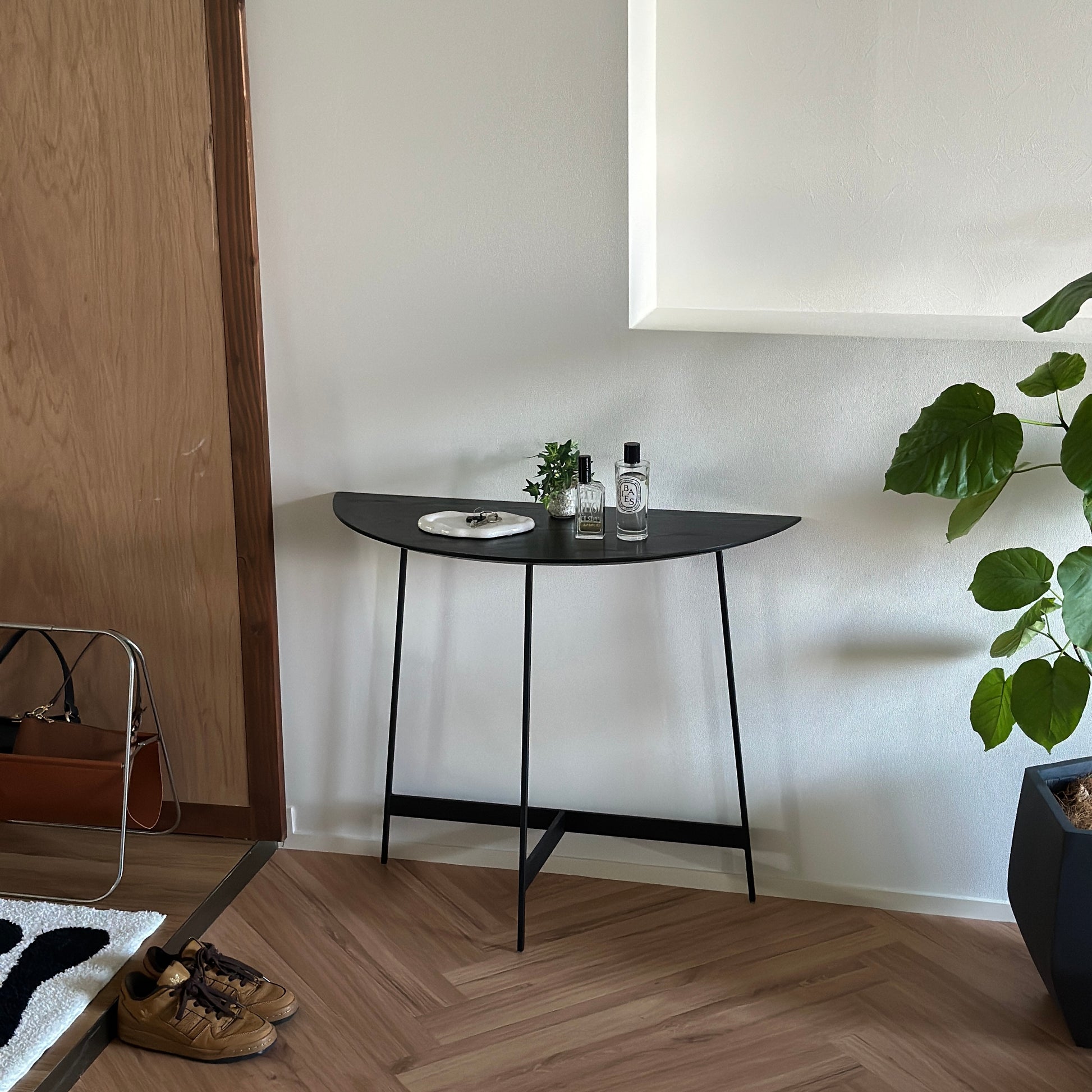 サイドテーブル｜スタイリッシュ半円コンソール - territory