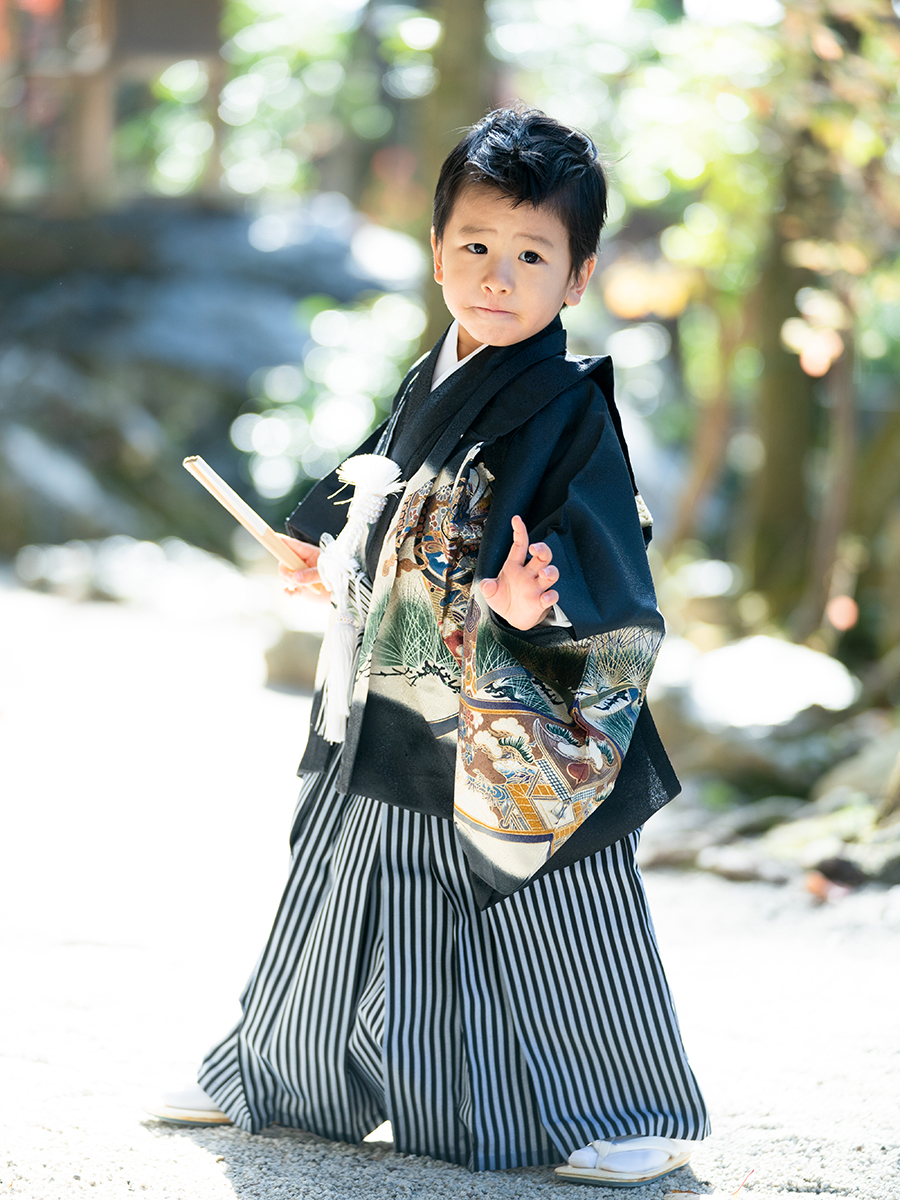 高級七五三レンタル】KD-60 五才の男の子用袴セット「黒地のタカと松葉