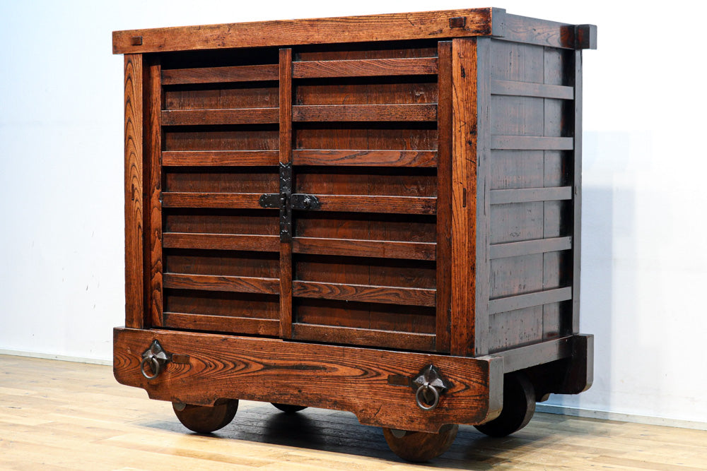 前面総欅‼ 時代の漆が見事な極上米沢車箪笥 BB2715 – 古福庵