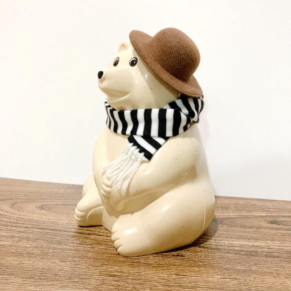 セリアの「ぬい活」帽子とリボンで「しろくま貯金箱」を秋色コーデ