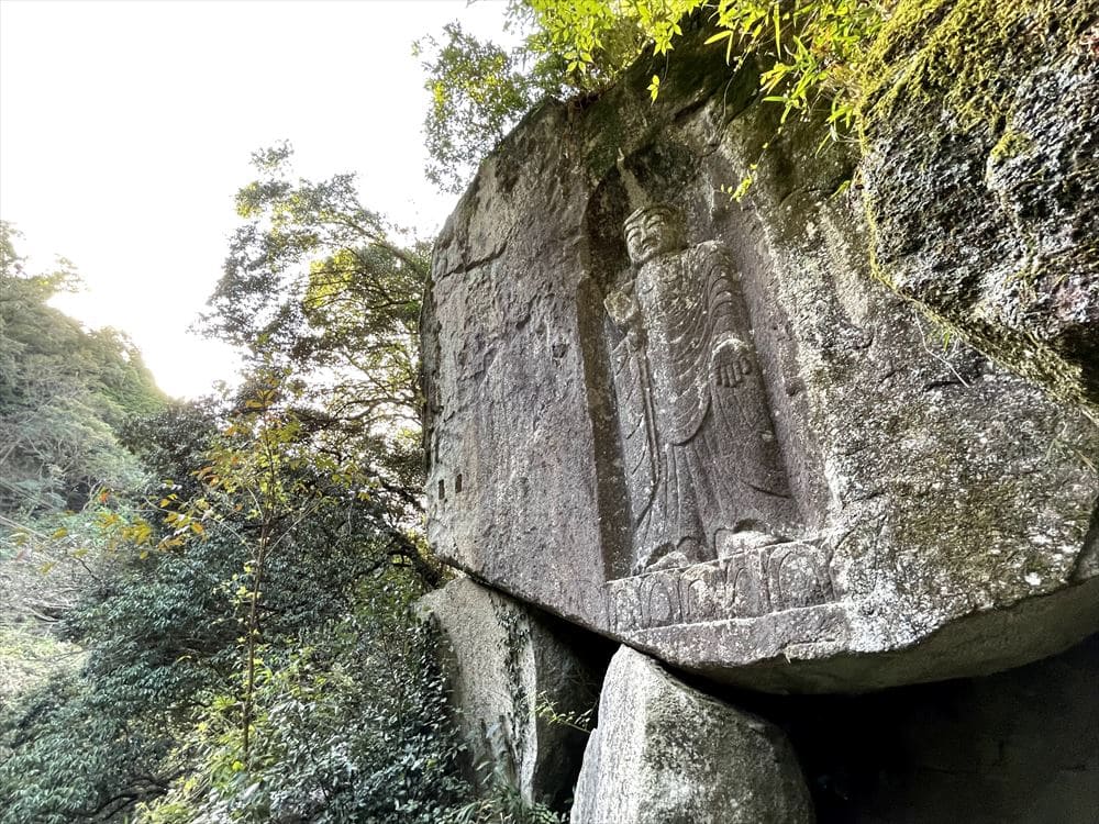 和束町】6メートルの岸壁に掘り込まれた穏やかな表情の磨崖仏に会いに