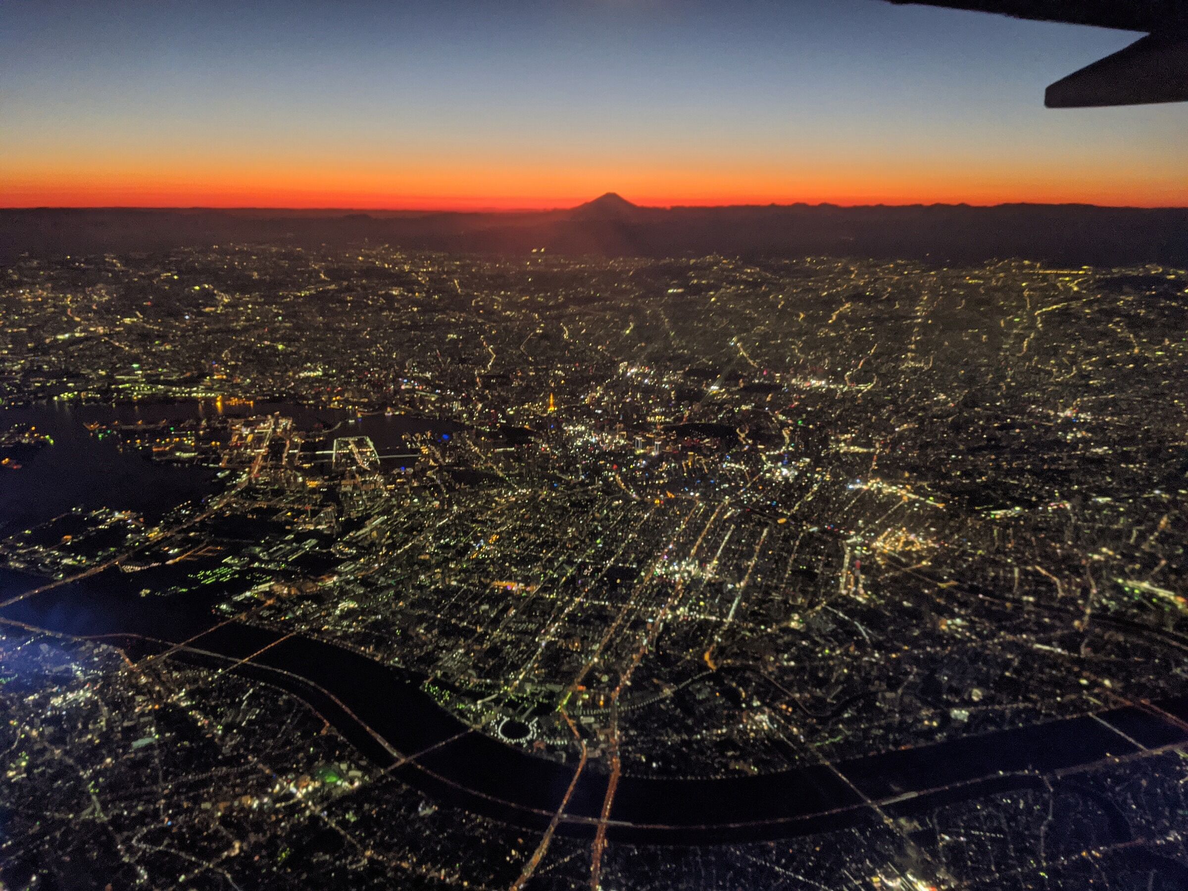 飛行機から見た東京スカイツリーのある東京夜景（2020年元旦） : 東京