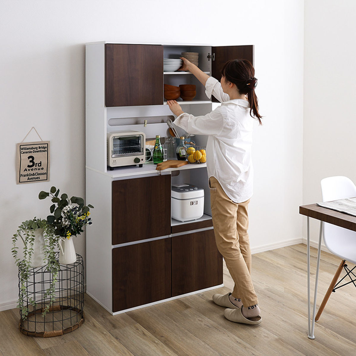 食器棚 幅79cm コンパクト スライド棚 2口コンセント 可動棚 （ カップ