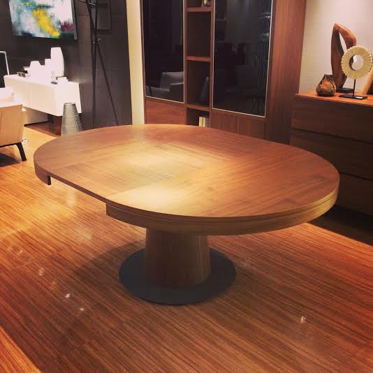 北欧モダンデザインの伸長式ダイニングテーブル ｜ リビングハウス企業