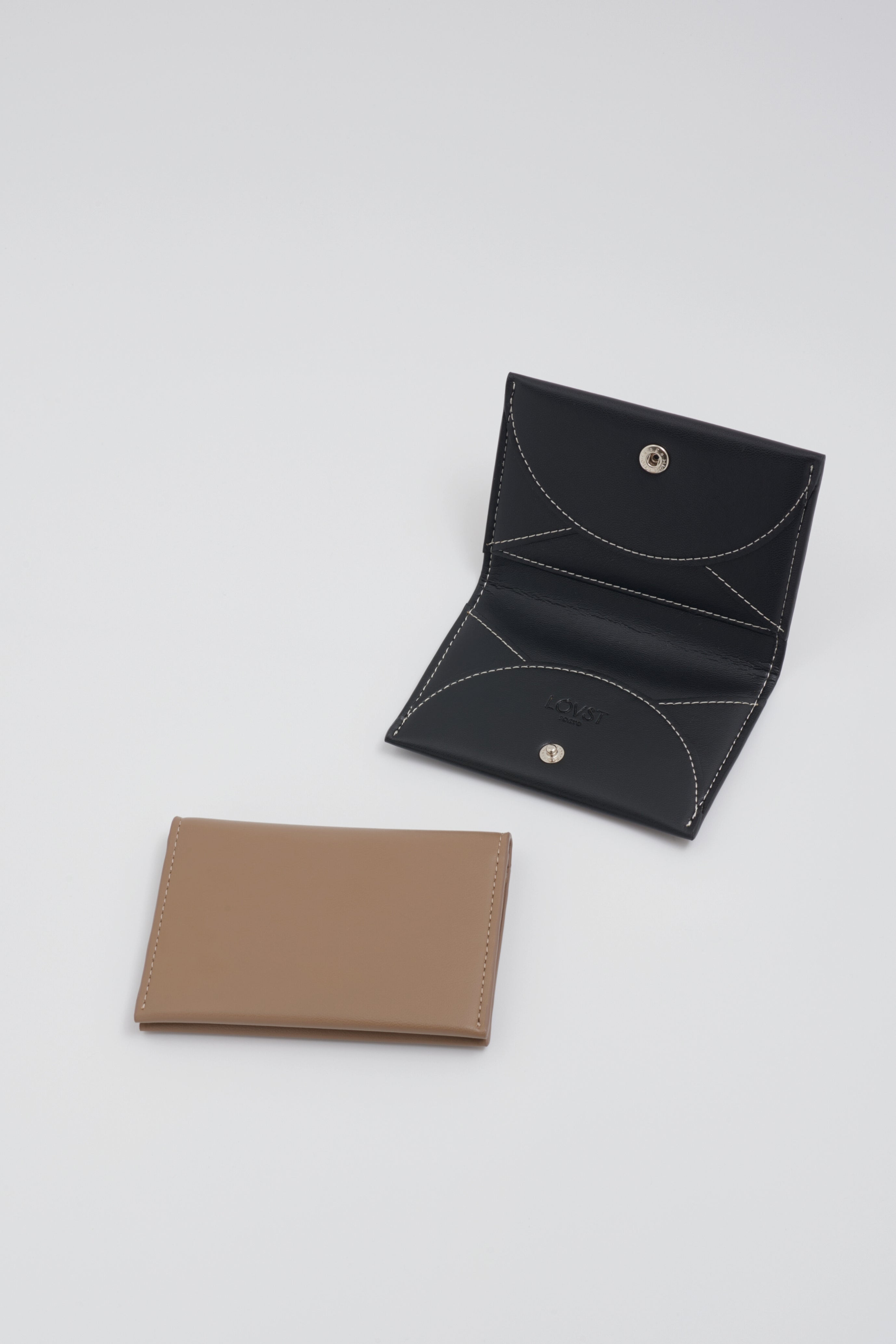 アップルレザー製カードケース「AppleHalf-moon Card Case」 | LOVST