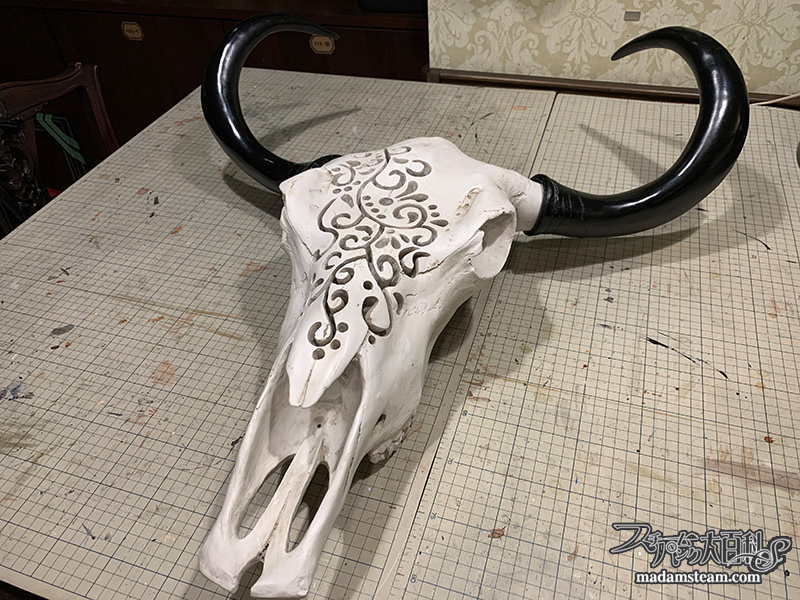 旦那様バー11】牛の頭蓋骨ランプとヤギの頭蓋骨オブジェ | スチーム