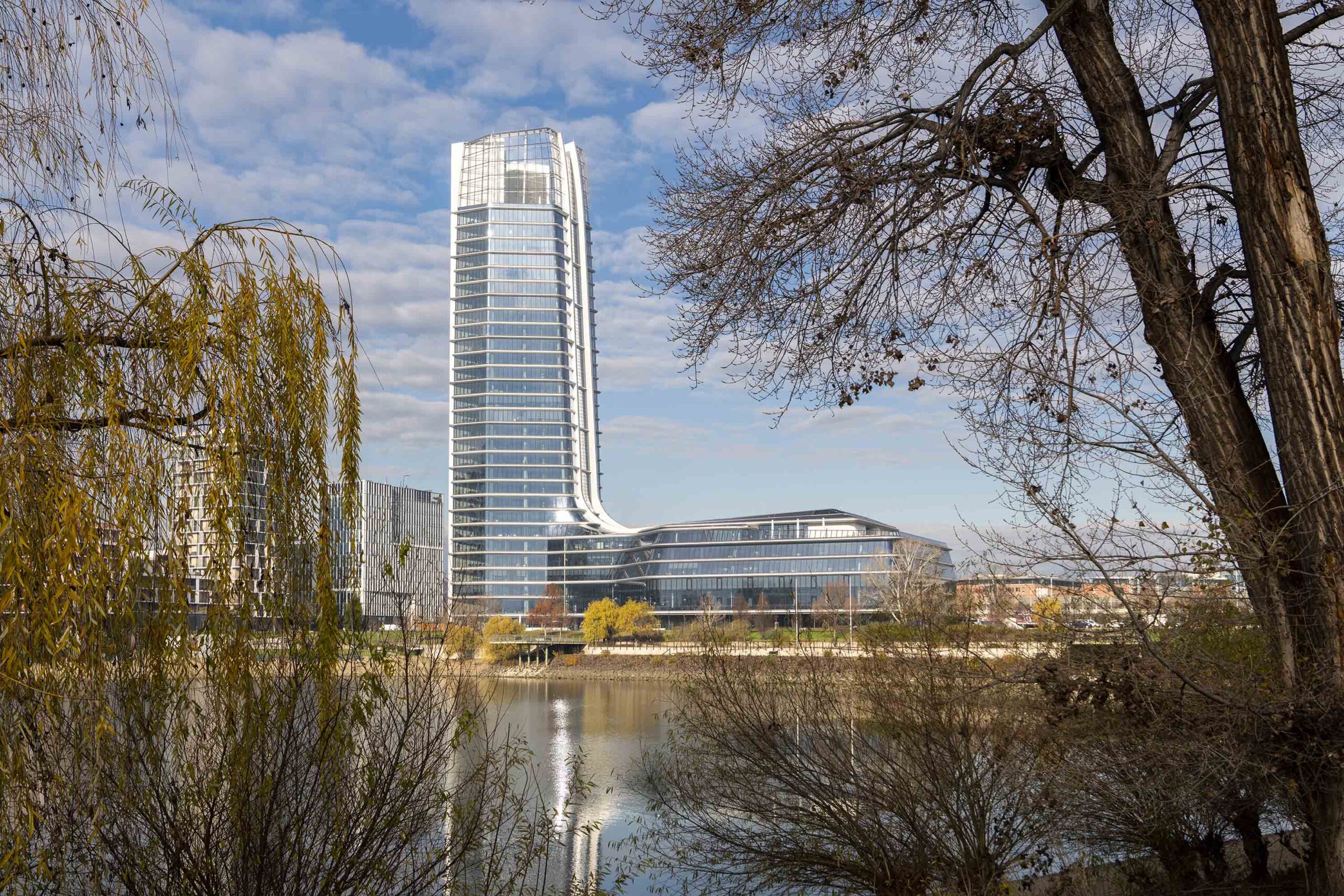 フォスターによるタワーと低層部が一体化したオフィスビル、シームレス