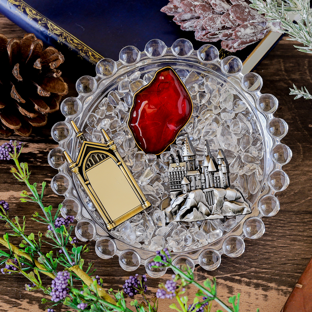 新商品】マホウドコロ「ハリー・ポッターと賢者の石 エンブレム ピンズ