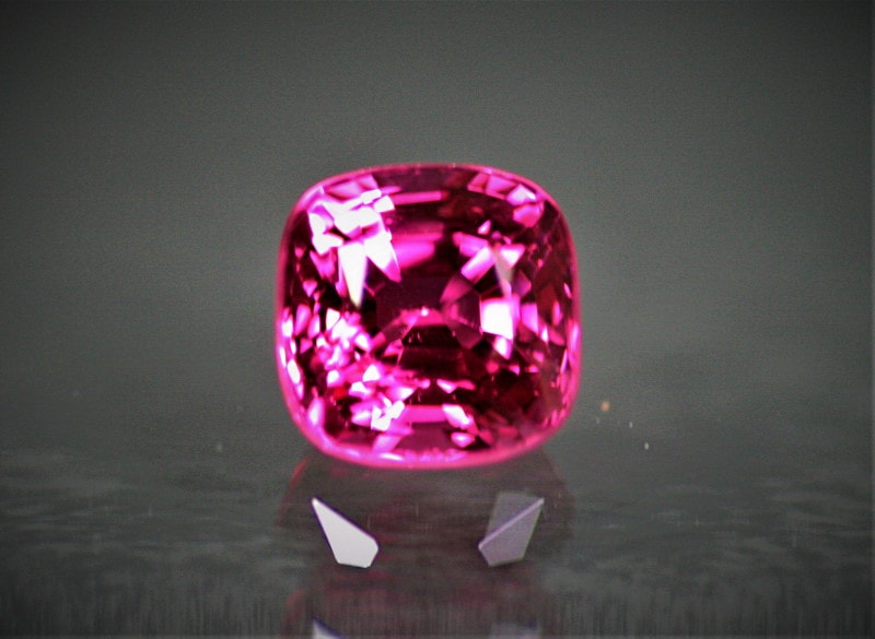 ミャンマー産、無処理のネオンピンクスピネル＜0.99カラット