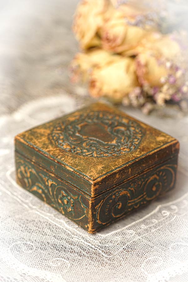 アンティーク革張りのレリーフのジュエリーボックス7.5×7.5×4cm gk-608