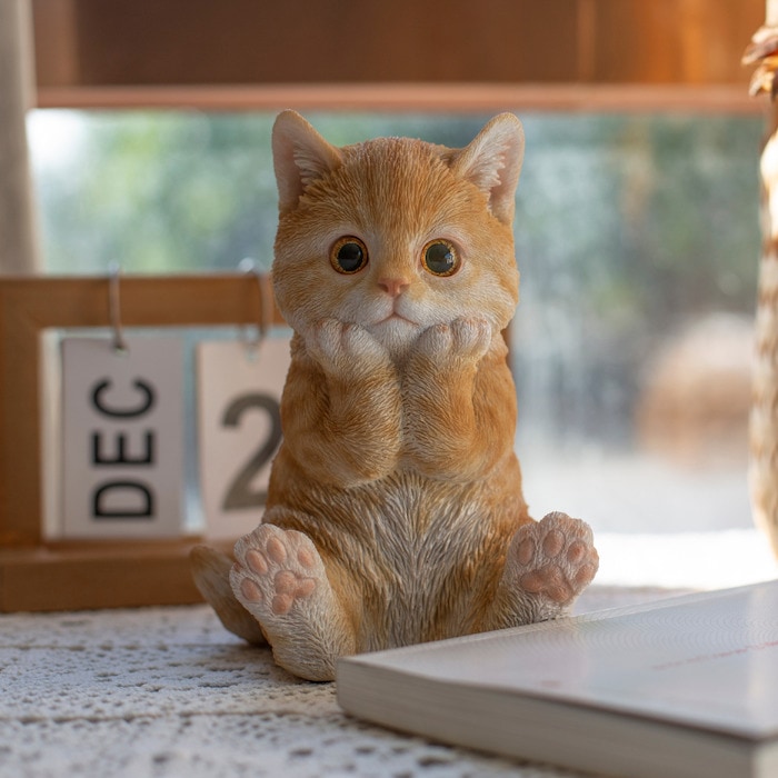 かわいい猫の置物 頬杖をつく茶トラ猫 高さ17cm woobia ウービア