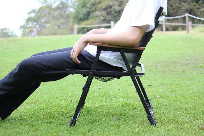 難燃アウトドアチェア｜ひじ掛け付き・ブナ材使用の高耐久キャンプチェア