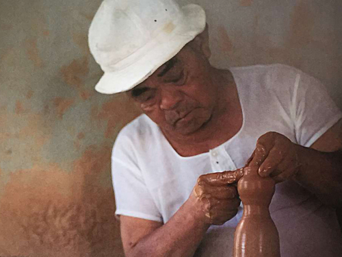 沖縄の伝統を守り続けた金城次郎の琉球陶器