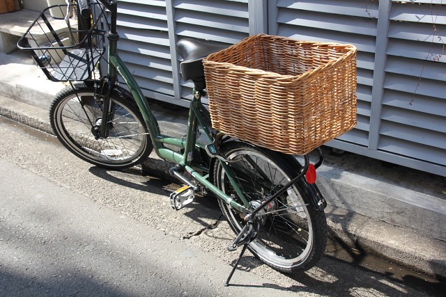 かご・バスケット・雑貨 - menui | 皮付き籐で自転車バスケットを作り