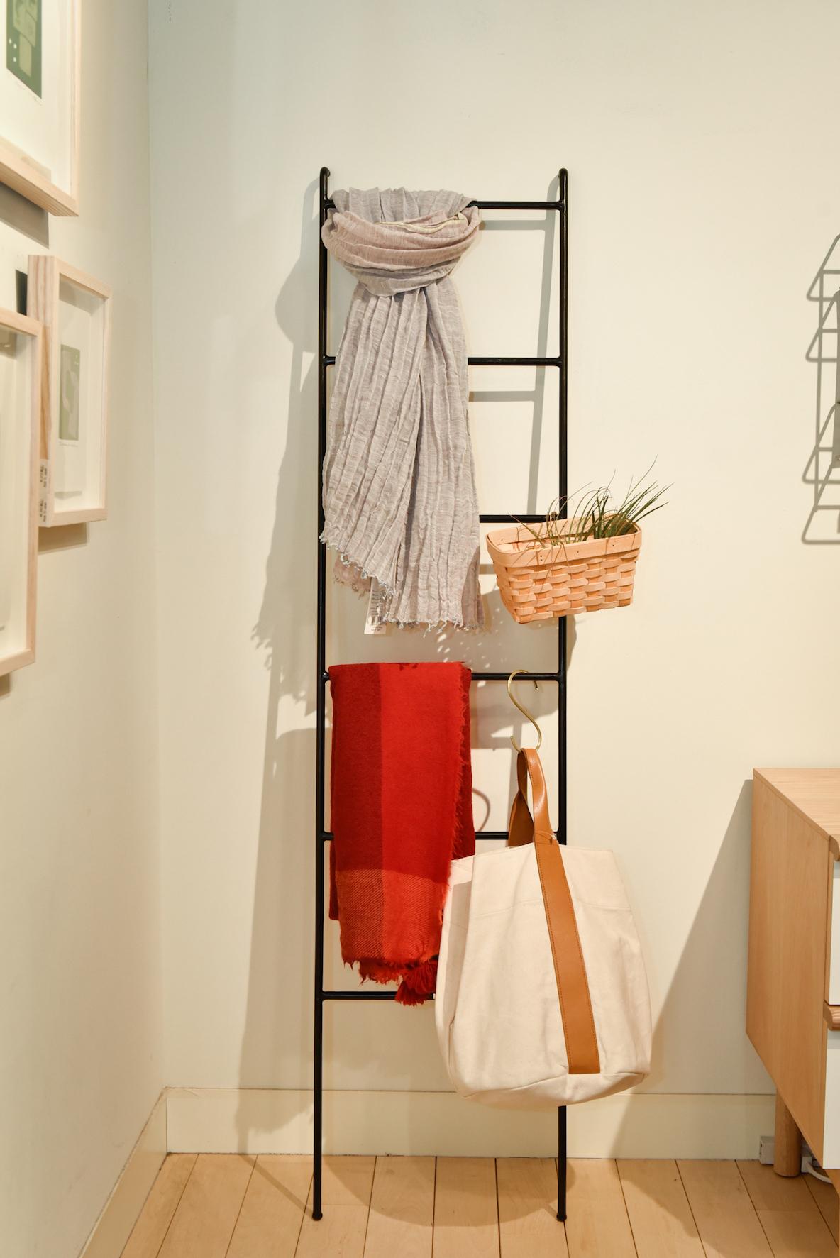 イデーの“はしご”収納なら、賃貸の狭いスペースでも大好きなものを