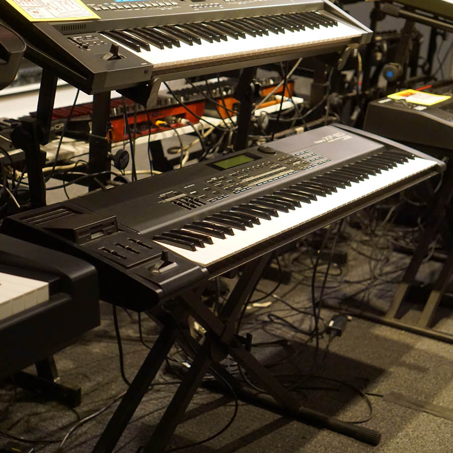 Roland XP-80 Digital Synthesizer Keyboard 76-Key 64-Voice Music