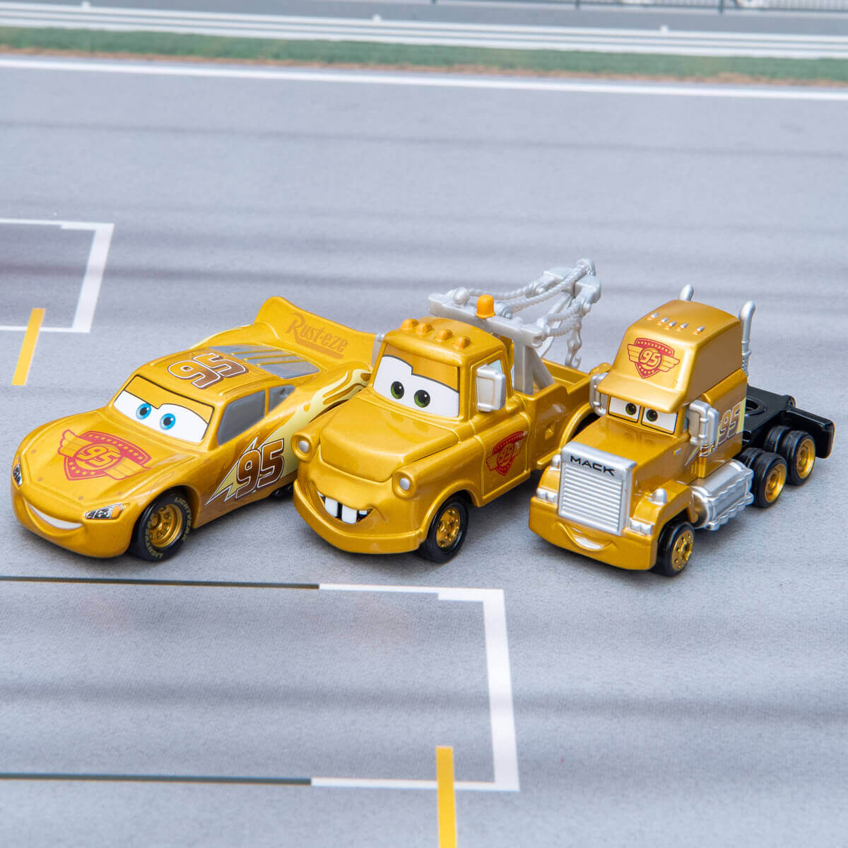 金色に輝くボディ！カーズ トミカ ライトニング・マックィーンデイ