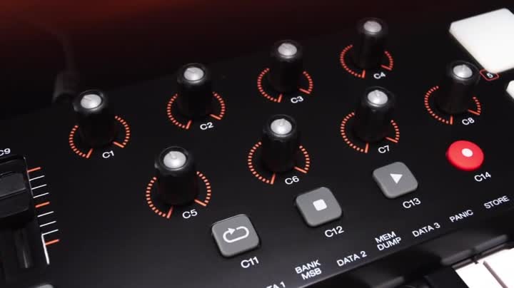 Amazon | M-Audio USB MIDIキーボード 61鍵 8パッド ・8ノブ・9