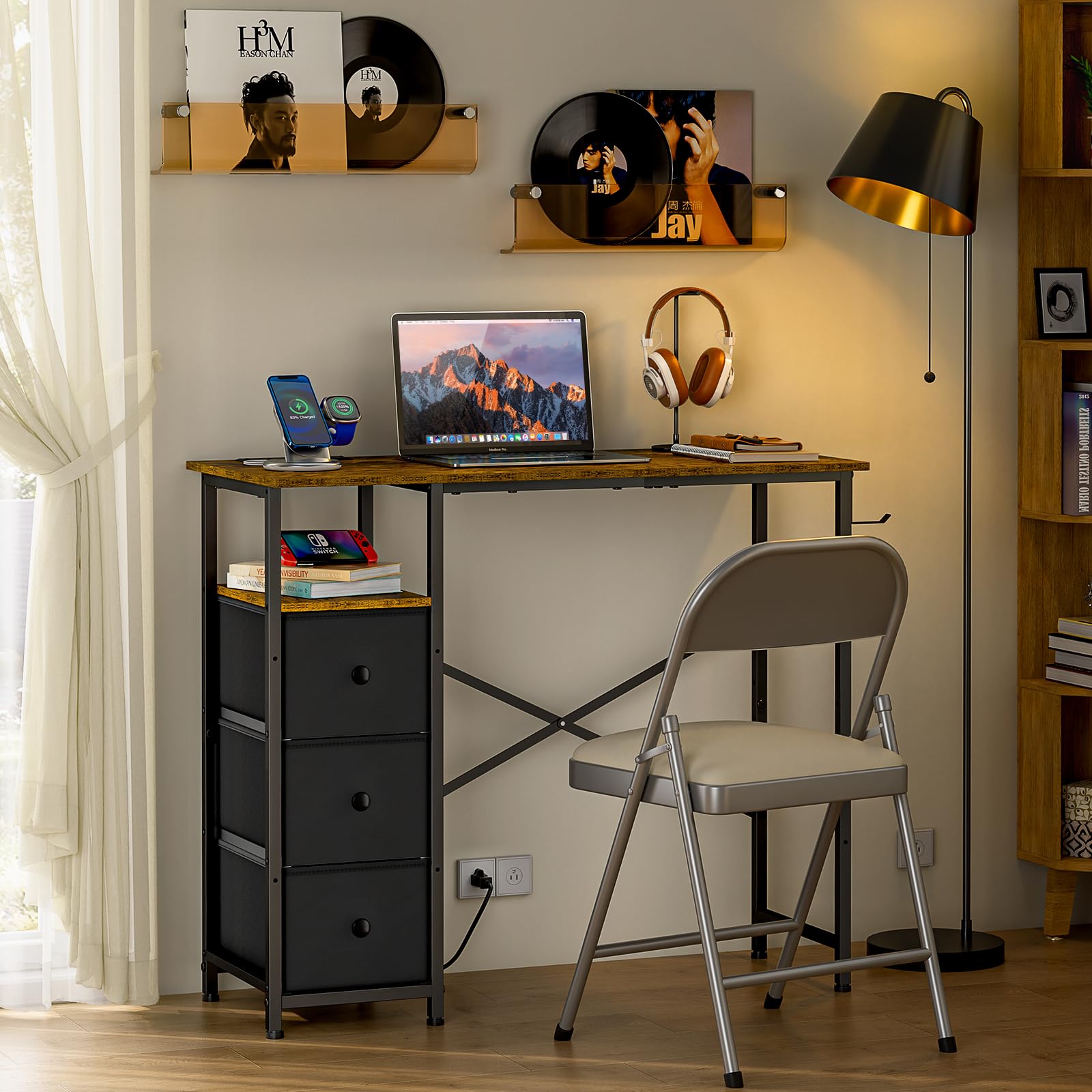 Amazon | 35.4インチ 小型コンピューターデスク 布製引き出し3個と電源