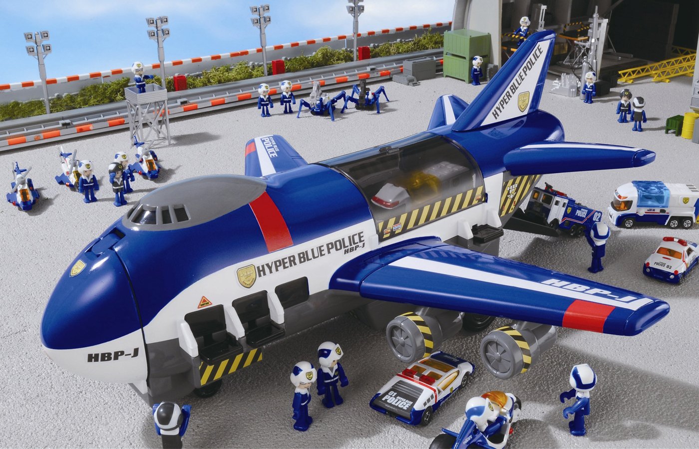 Amazon.co.jp: トミカ ハイパーブルーポリス カーゴジャンボ : おもちゃ
