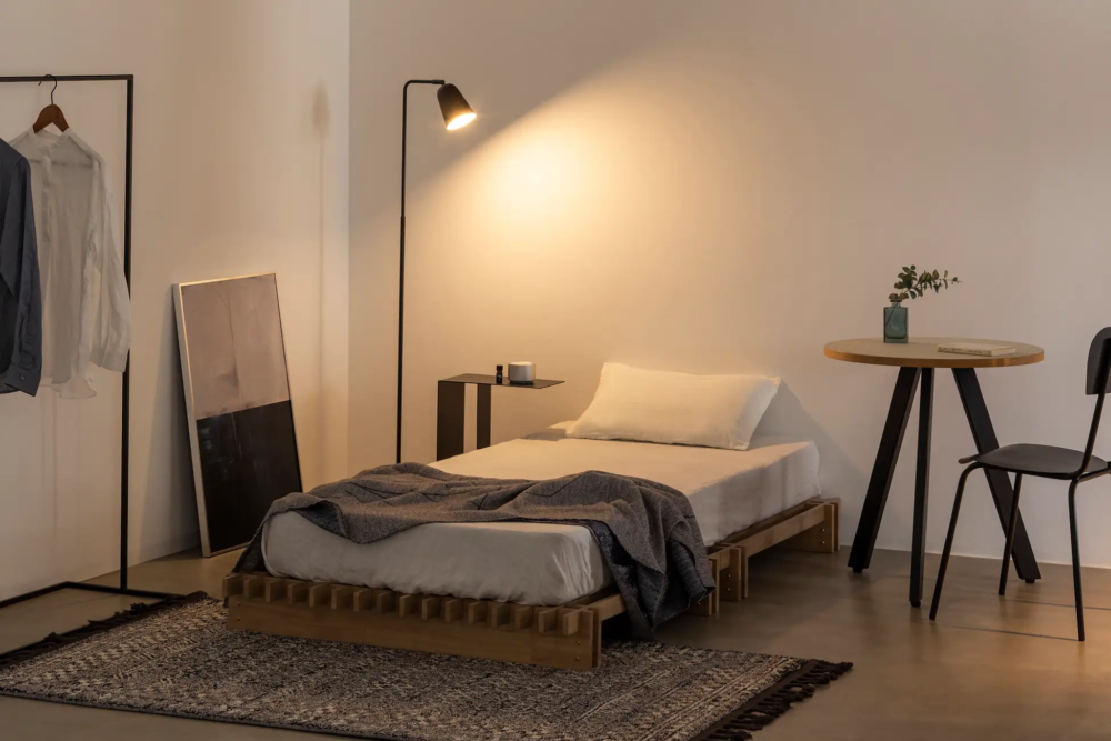 ロータイプベッド派にオススメ！通気性抜群のアレンジフレームは寝室を