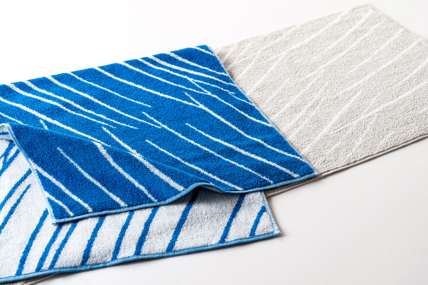 渓流 フェイスタオル GRAY | 石本藤雄デザインの食器、雑貨の通販