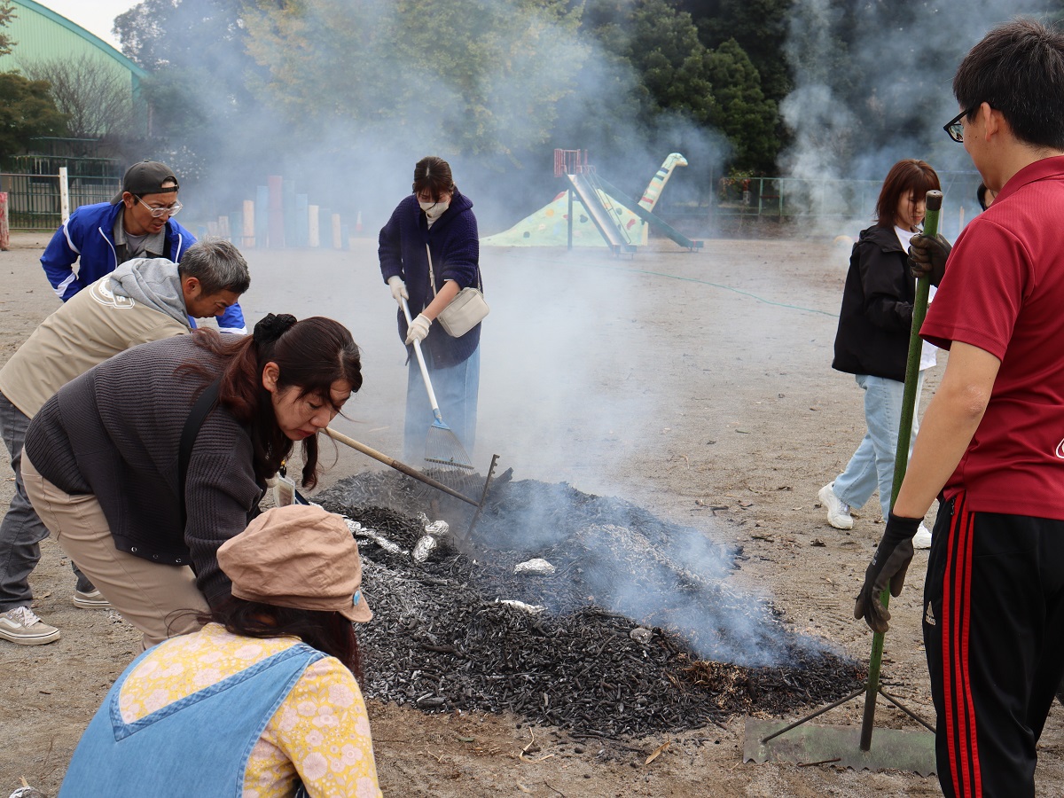 豊富小学校で伝統の全校焼き芋大会、全校生徒が栽培したサツマイモで