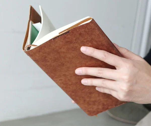 本革-手縫い仕上げ】レザーブックカバー 4×6〜名入れ可 - 日本製高級