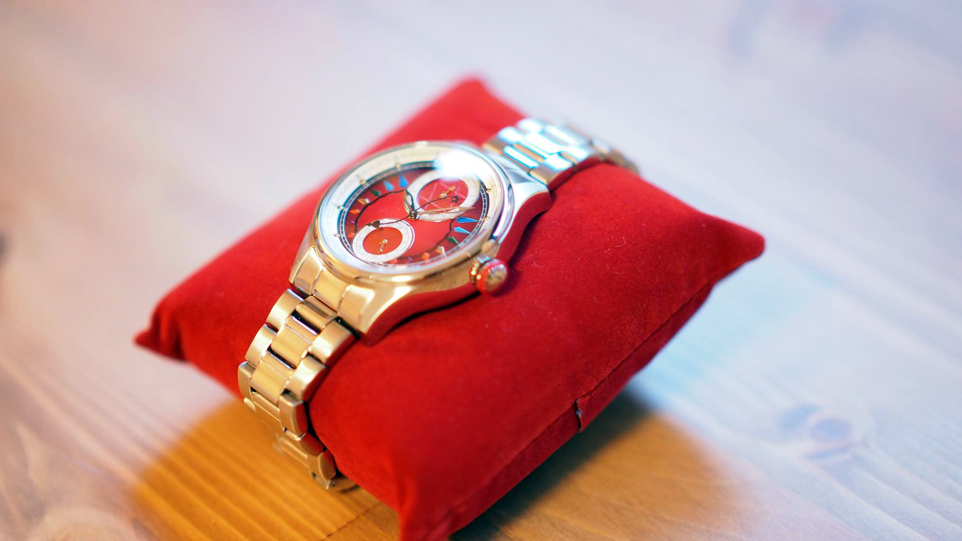 色鮮やかな翼がデザインされた文字盤がオシャレ。『東方Project