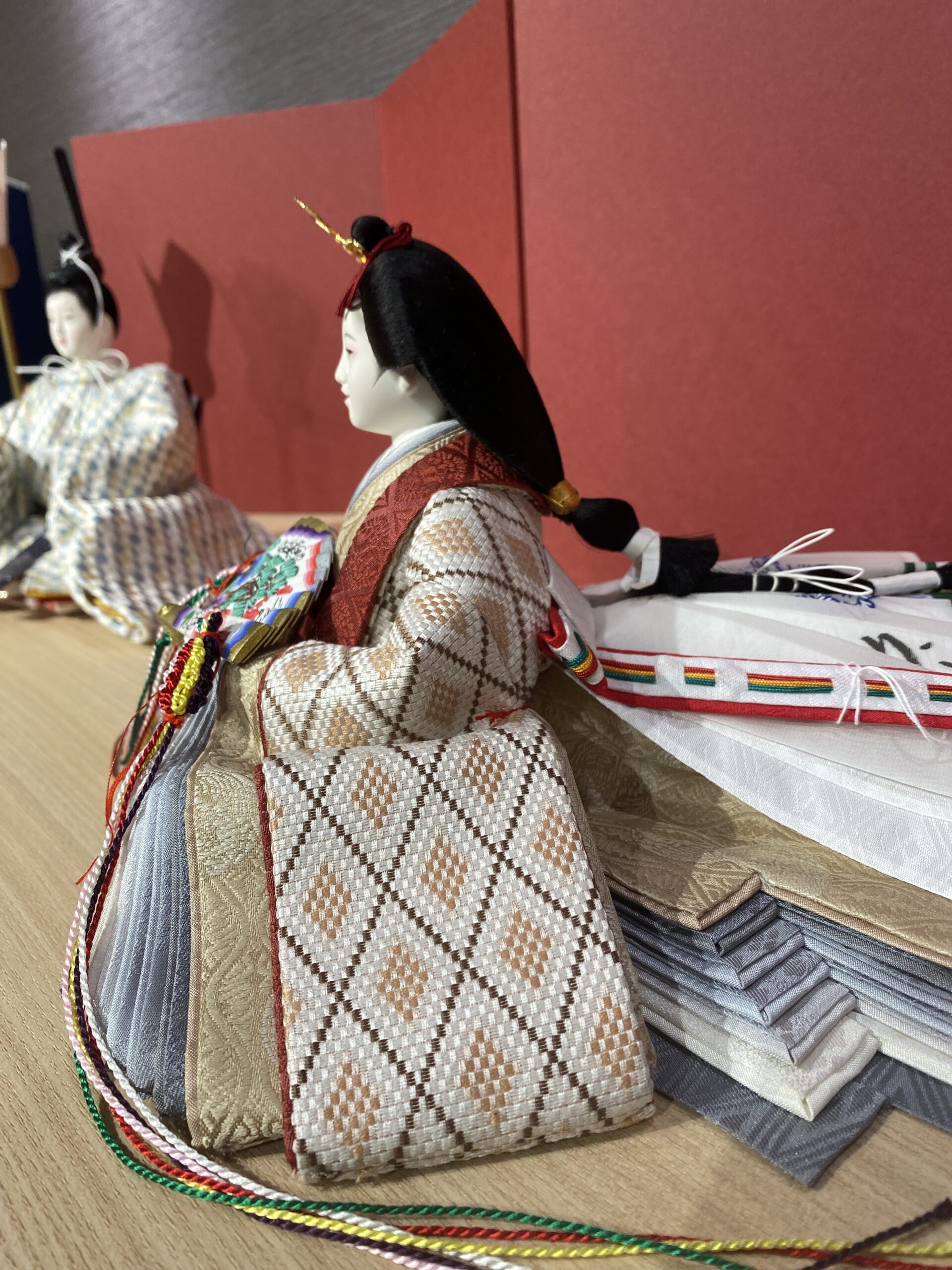 清水久遊作 正絹菱文様 朱華屏風親王飾｜人形のかに江