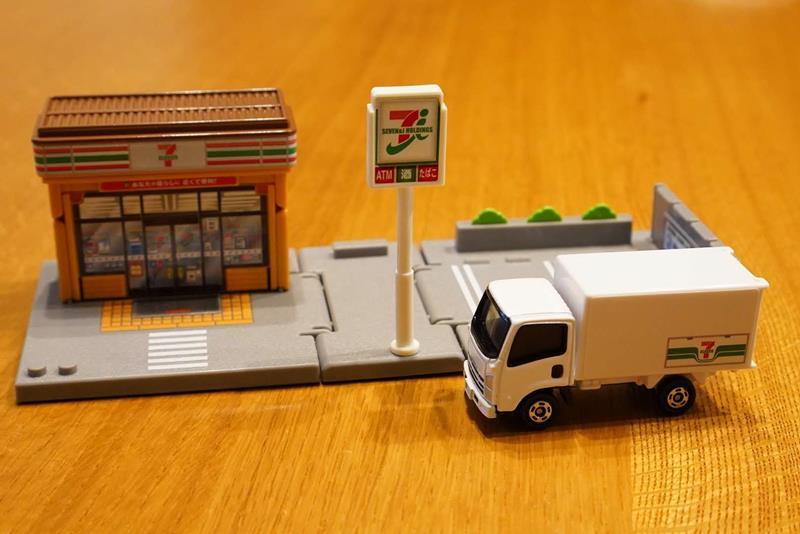 大人も欲しい！トミカタウンのセブンイレブンが最高！ - 新潟散財