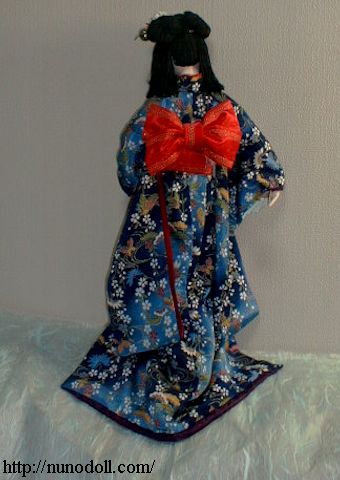 日本人形 青い縮緬の振袖