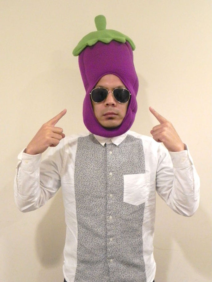 完成品の「なりきりなすびくん」を絶賛する天竺鼠・川原。 [画像