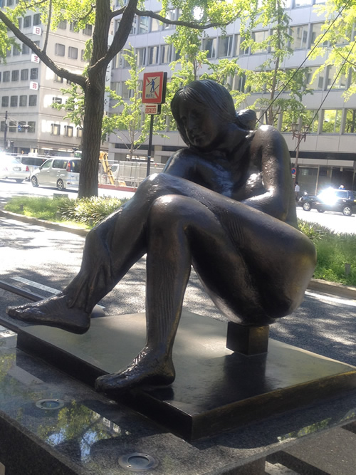 御堂筋彫刻ストリート / 座る婦人像：E-3 - 大阪中心 The Heart of