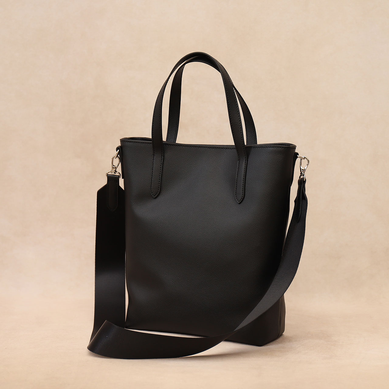 イタリアンレザーのトート。国内の熟練職人が作る日本製バッグ