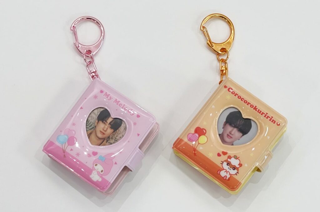 証明写真の収納はこれだ！サンリオのミニフォトアルバムキーホルダー