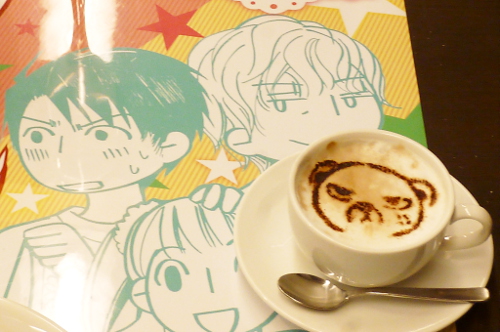 律のカレーに横澤クマのラテアート！ 劇場版アニメ公開記念『世界一