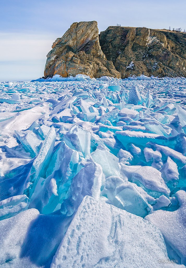 凍結したバイカル湖でターコイズブルーに輝く氷たち。 雪のように見え