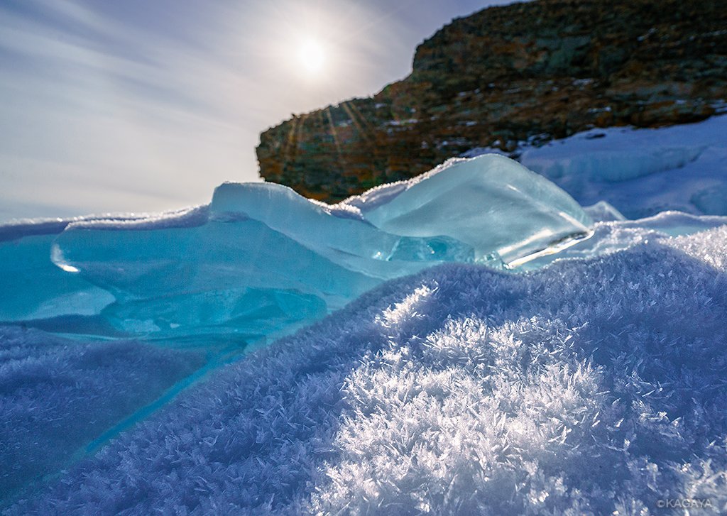 凍結したバイカル湖でターコイズブルーに輝く氷たち。 雪のように見え